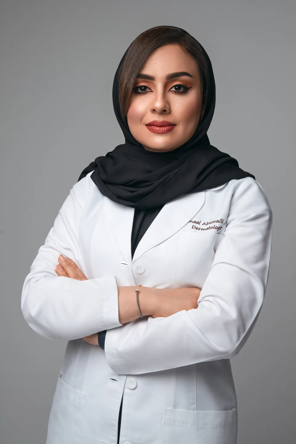 د. أمال الرويلي — استشارية الأمراض الجلدية والتجميل بالمعطف الطبي
