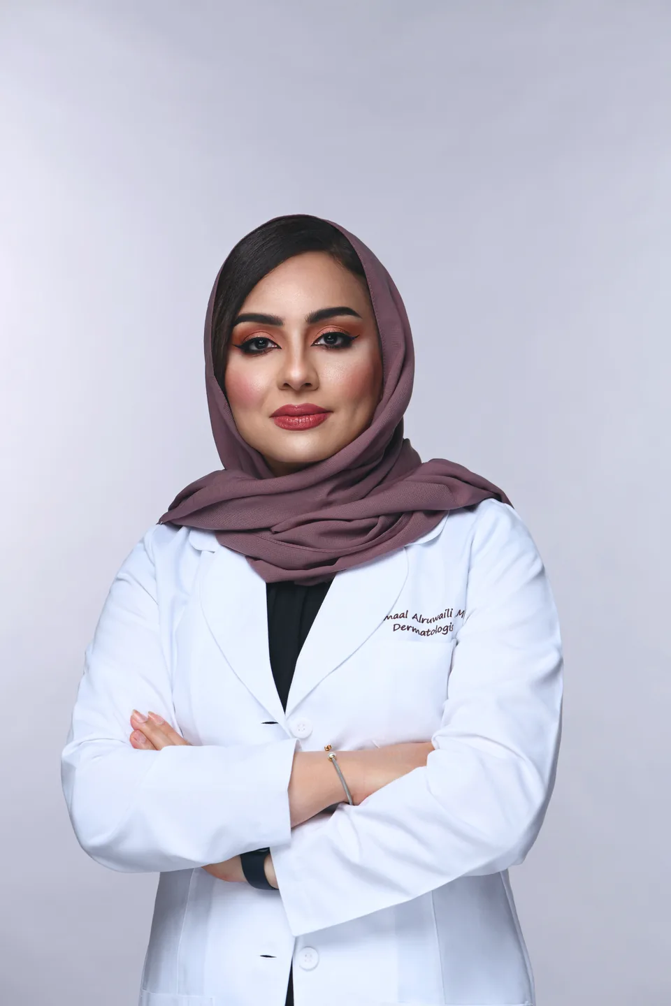 د. أمال الرويلي — استشارية الأمراض الجلدية والتجميل بالمعطف الطبي